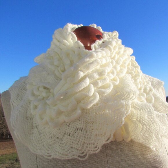 INFINITY SCARF, SOFT WHITE LACY KNITTED ELEGANT BEAUTIFUL NECK SCARF, NWOT - Picture 3 of 6